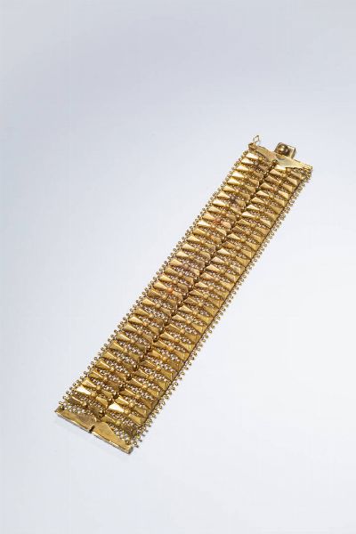BRACCIALE : Peso gr 70 Lunghezza cm 18 in oro giallo  anni '50  lavorato a maglia a rete con elementi geometrici.  - Asta Gioielli - Associazione Nazionale - Case d'Asta italiane