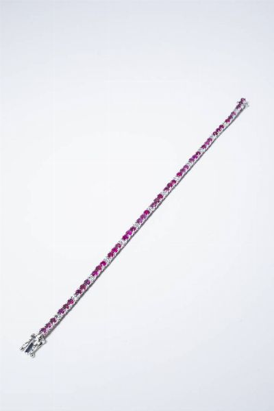 BRACCIALE : Peso gr 9 Lunghezza cm 17 5 in oro bianco  modello tennis  con rubini taglio rotondo per totali ct 6 ca alternati a diamanti taglio brillante per totali ct 0 90 ca.  - Asta Gioielli - Associazione Nazionale - Case d'Asta italiane