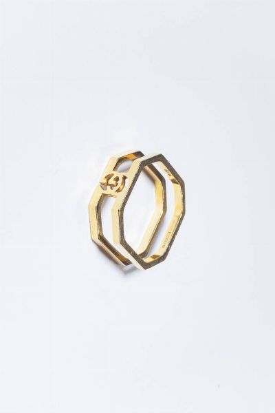 GUCCI : Peso gr 4 5 Misura 13 (53) Anello in oro giallo  firmato Gucci  di forma geometrica con sommit� recante il logo della maison.  - Asta Gioielli - Associazione Nazionale - Case d'Asta italiane