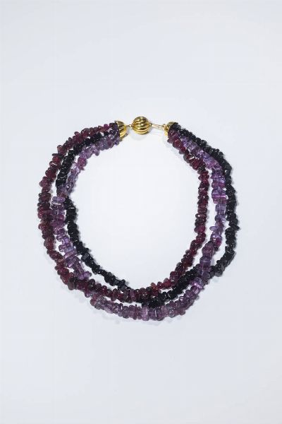 GIROCOLLO : Lunghezza cm 47 composta da tre fili di pepite di ametista  granato ed onice. Chiusura a sfera fesonata in oro giallo.  - Asta Gioielli - Associazione Nazionale - Case d'Asta italiane