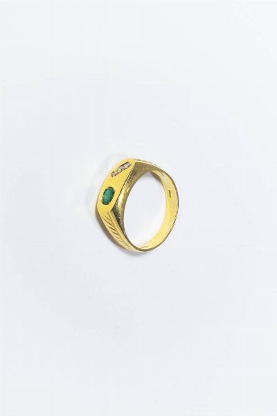 ANELLO DA UOMO : Peso gr 6 4 Misura 19  5 (59 5) in oro giallo  sommit� piatta  con smeraldo taglio ovale di ct 0 25 e fila di diamanti taglio brillante di ct 0 06 ca.  - Asta Gioielli - Associazione Nazionale - Case d'Asta italiane
