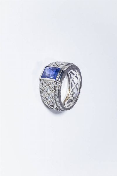 ANELLO : Peso gr 8 9 Misura 12 (52) in oro bianco  a fascia  al centro zaffiro taglio ottagonale di ct 2 0 ca e diamanti taglio brillante e 8/8 per totali ct 0 60 ca.  - Asta Gioielli - Associazione Nazionale - Case d'Asta italiane