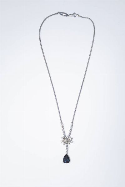 GIROCOLLO : Peso gr 13 9 in oro bianco  maglia coda di topo  al centro zaffiro taglio a goccia di ct 1 80 ca  sormontatato da diamanti taglio 8/8 e vecchio taglio per totali ct 0 90 ca.  - Asta Gioielli - Associazione Nazionale - Case d'Asta italiane