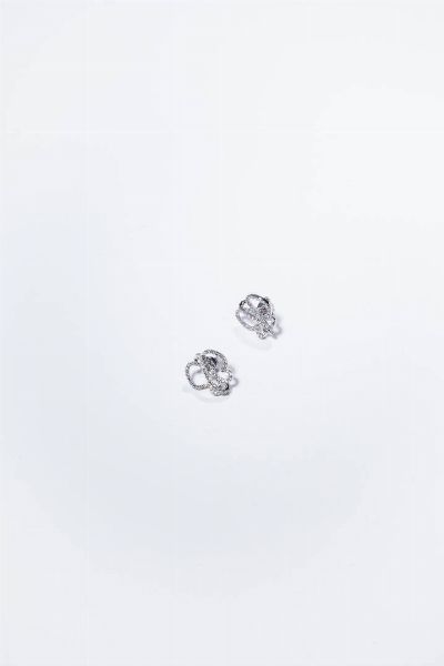 COPPIA DI ORECCHINI : Peso gr 4 0 in oro bianco  a lobo  con due farfalle in diamanti taglio brillante per totali ct 0 54 ca  probabile colore G-H  purezza IF-VVS.  - Asta Gioielli - Associazione Nazionale - Case d'Asta italiane