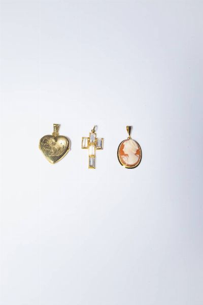 LOTTO DI TRE GIOIELLI : -portafoto in oro giallo a forma di cuore. Senza vetri interni. Peso gr 4 9 -ciondolo in oro giallo con cammeo inciso. Peso gr 2 5 -ciondolo in oro giallo a forma di croce con gemme sintetiche. Peso gr 2 9  - Asta Gioielli - Associazione Nazionale - Case d'Asta italiane