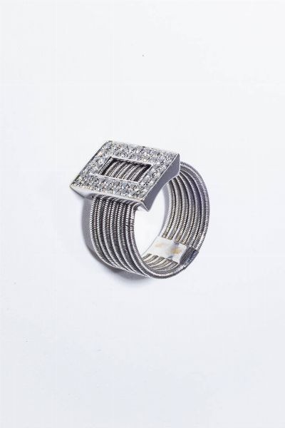 ANELLO : Peso gr 19 Misura 21 (61) in oro bianco composto da sei molle raccordate tra loro da elemento centrale rettangolare in diamanti taglio brillante per totali ct 1 0 ca.  - Asta Gioielli - Associazione Nazionale - Case d'Asta italiane