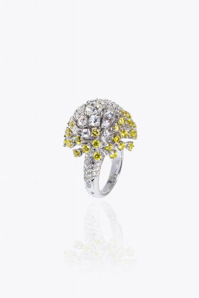 GRANDE ANELLO : Peso gr 22 1 Misura 16 (56) in oro bianco  a �mina�  con pav� di diamanti bianchi colore G e gialli per totali ct 3 21 ca.  - Asta Gioielli - Associazione Nazionale - Case d'Asta italiane