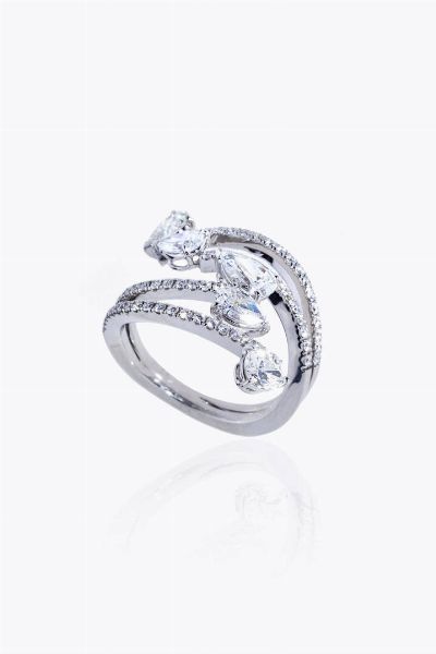 ANELLO : Peso gr 7 9 Misura 16 (56) in oro bianco  sommit a contrari  con quattro fasce in diamanti impreziosite da gocce di diamanti per totali ct 2 28 ca  probabile colore G-H  purezza IF-VVS.  - Asta Gioielli - Associazione Nazionale - Case d'Asta italiane