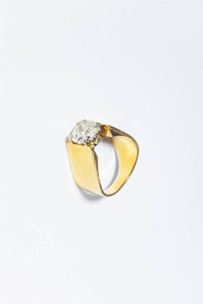 REPOSSI : Peso gr 8 7 Misura 10 (50) Anello in oro giallo  firmato Repossi  con al centro diamante taglio brillante di vecchio taglio di ct 1 50 ca.  - Asta Gioielli - Associazione Nazionale - Case d'Asta italiane