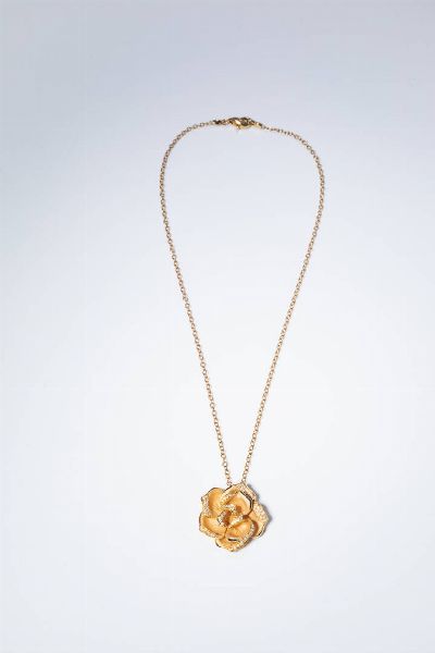 ANNA MARIA CAMILLI : Peso gr 14 3 Ciondolo in oro rosa a forma di rosa satinata  firmata Camilli  con diamanti taglio brillante per totali ct 0 30 ca  probabile colore G-H  purezza IF-VVS  - Asta Gioielli - Associazione Nazionale - Case d'Asta italiane