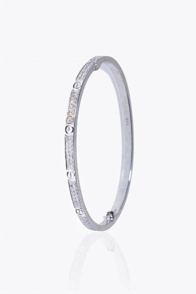 CARTIER : Peso gr 16 1 Diam. cm 5 2x4 5 Bracciale rigido in oro bianco  firmato Cartier  modello Love  con diamanti taglio brillante per totali ct 0 95 ca. Cacciavite mancante.  - Asta Gioielli - Associazione Nazionale - Case d'Asta italiane