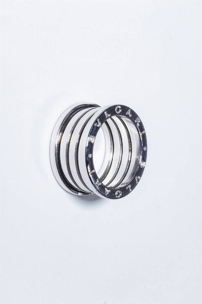 bulgari : Peso gr 10 9 Misura 11 (51) Anello in oro bianco  firmato Bulgari  modello B.Zero1. Corredato di scatola.  - Asta Gioielli - Associazione Nazionale - Case d'Asta italiane