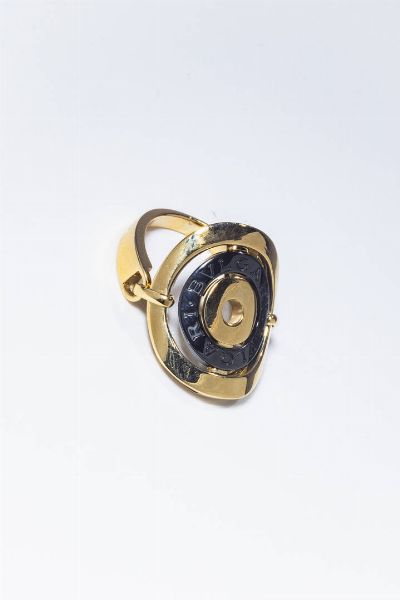 bulgari : Peso gr 10 8 Misura 16 (56) Anello in oro giallo  firmato Bulgari  sommit� ovale con inserto mobile centrale recante nome della maison in ceramica nera.  - Asta Gioielli - Associazione Nazionale - Case d'Asta italiane
