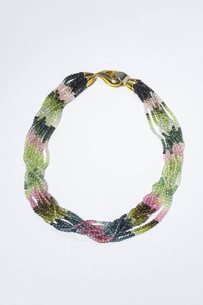 GIROCOLLO : Lunghezza cm 44 5 composto da dieci fili di sfere di tormaline di vari colori  lavorati a torchon. Chiusura in oro giallo.  - Asta Gioielli - Associazione Nazionale - Case d'Asta italiane