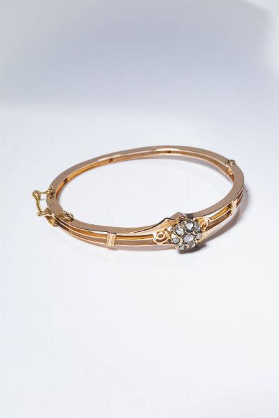 BRACCIALE : Peso gr 11 5 rigido  in oro rosa 9 Kt  XIX secolo  con fiore in rosette per totali ct 0 25 ca.  - Asta Gioielli - Associazione Nazionale - Case d'Asta italiane