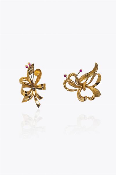 LOTTO DI DUE SPILLE : Peso gr 1u2 4 Cm 4 5x4 e 5x2 in oro rosa  anni '50  a forma di volute  con piccoli rubini.  - Asta Gioielli - Associazione Nazionale - Case d'Asta italiane