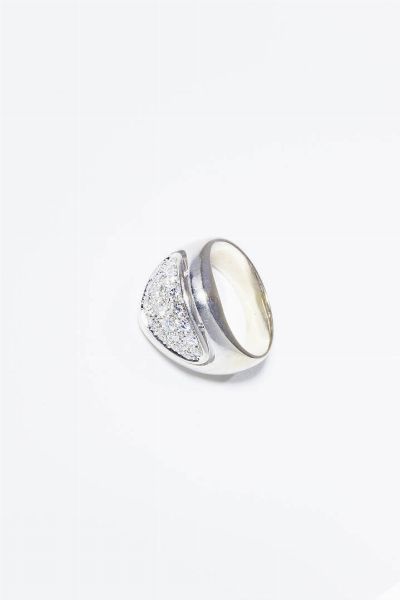 ANELLO : Peso gr 8 Misura 10 (50) in oro bianco  a cupola  con diamanti taglio brillante e 8/8 per totali ct 0 80 ca  probabile colore G-H  purezza IF-VVS.  - Asta Gioielli - Associazione Nazionale - Case d'Asta italiane