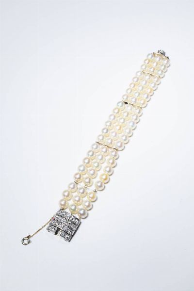 BRACCIALE : Lunghezza cm 18 composto da tre fili di perle giapponesi del diam. di mm 7 ca. Distanziali e chiusura in oro bianco con diamanti taglio brillante per totali ct 1 50 ca  probabile colore G-H  purezza IF-VVS.  - Asta Gioielli - Associazione Nazionale - Case d'Asta italiane