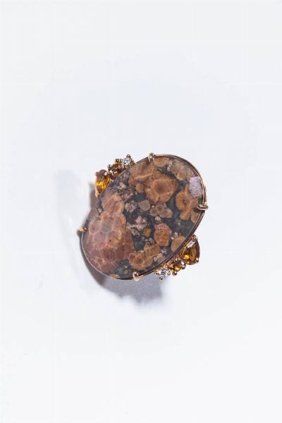 ANELLO : Peso gr12 2 in oro rosa 9 Kt  sommit con doppietta in cristallo di rocca e rodolite.ai lati quarzi citrini e diamanti taglio brillante per totali ct 0 07 ca.  - Asta Gioielli - Associazione Nazionale - Case d'Asta italiane