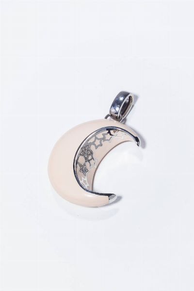 CIONDOLO : Peso gr 33 9 Cm 4x5 in oro bianco ed argento  a forma di mezzaluna  in smalto rosa e piccoli diamanti taglio brillante per totali ct 0 10 ca.  - Asta Gioielli - Associazione Nazionale - Case d'Asta italiane