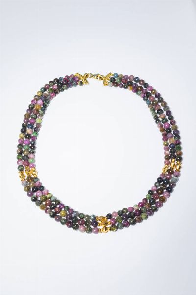 GIROCOLLO : Lunghezza cm 44 composto da tre fili di tormaline nei toni del verde  del viola e del rosa. Chiusura e distanziali in argento dorato.  - Asta Gioielli - Associazione Nazionale - Case d'Asta italiane