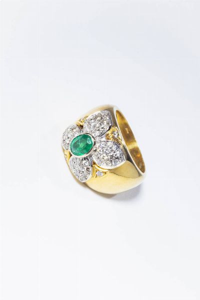 ANELLO : Peso gr 18 9 Misura 17 (57) in oro giallo  a fascia  sommit con fiore in oro bianco con al centro smeraldo taglio ovale di ct 1 0 ca e petali in pav di diamanti taglio brillante per totali ct 0 75 ca  probabile colore G-H  purezza IF-VVS.  - Asta Gioielli - Associazione Nazionale - Case d'Asta italiane