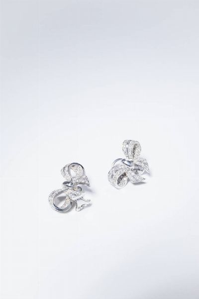 COPPIA DI ORECCHINI : Peso gr 15 in oro bianco  a lobo  con due grandi fiocchi in diamanti taglio brillante per totali ct 1 25 ca  probabile colore G-H  purezza IF-VVS.  - Asta Gioielli - Associazione Nazionale - Case d'Asta italiane