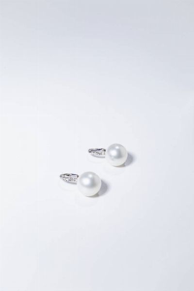 COPPIA DI ORECCHINI : Peso gr 7 5 in oro bianco  a monachella  con due perle australiane del diam. di mm 12  sormontate da elemento rigido in diamanti taglio brillante per totali ct 0 17 ca  probabile colore G-H  purezza IF-VVS.  - Asta Gioielli - Associazione Nazionale - Case d'Asta italiane