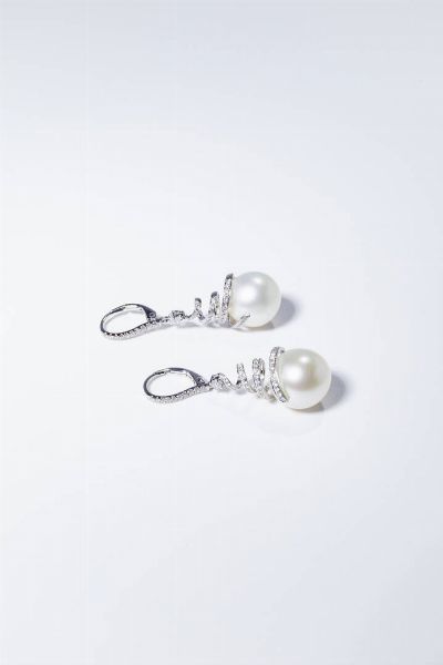 COPPIA DI ORECCHINI : Peso gr 10 3 pendenti  in oro bianco  con spirali in diamanti taglio brillante per totali ct 0 55 ca  probabile colore G-H  purezza IF-VVS  terminanti con due perle australiane del diam. di mm 13.  - Asta Gioielli - Associazione Nazionale - Case d'Asta italiane