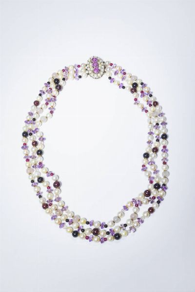 GIROCOLLO : Lunghezza cm 44 composto da tre fili perline giapponesi del diam. di mm 5 5-6 ca  alternati a dischi di ametiste e granati. Chiusura in oro bianco con rubini e perline.  - Asta Gioielli - Associazione Nazionale - Case d'Asta italiane