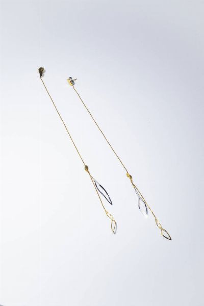COPPIA DI ORECCHINI : Peso gr 3 5 Lunghezza cm 17 in oro giallo e bianco  a filo lavorato  da cui dipartono elementi geometrici rigidi.  - Asta Gioielli - Associazione Nazionale - Case d'Asta italiane