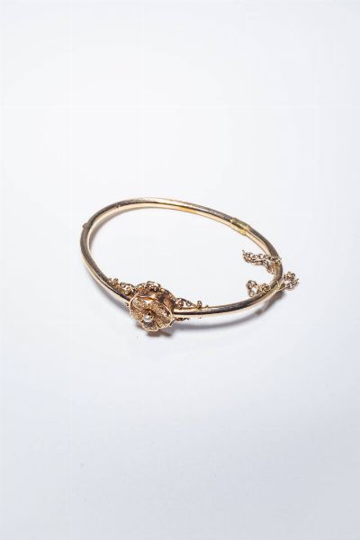 BRACCIALE : Peso gr 7 6 rigido  XIX secolo  in oro rosa 14 Kt  al centro fiore con perlina.  - Asta Gioielli - Associazione Nazionale - Case d'Asta italiane