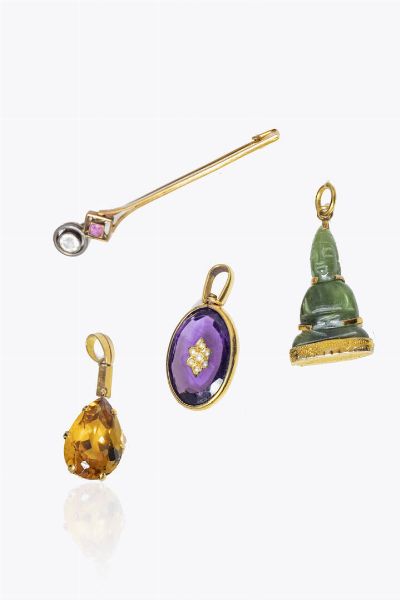 LOTTO DI QUATTRO GIOIELLI : -ciondolo in oro giallo con Budda in avventurina verde. Peso gr 5 8 -ciondolo in oro giallo con ametista taglio ovale e piccole perline al centro. Peso gr 7 9 -ciondolo in oro giallo con citrino taglio a goccia. Peso gr 5 3 -spilla in oro giallo a bassa caratura ed argento  a barretta  con due gemme sintetiche. Peso gr 5 4  - Asta Gioielli - Associazione Nazionale - Case d'Asta italiane