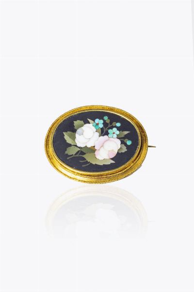 SPILLA : Peso gr 13 8 Cm 4x4 5 in oro giallo  XIX secolo  con al centro commesso in pietre dure raffigurante soggetto floreale.  - Asta Gioielli - Associazione Nazionale - Case d'Asta italiane