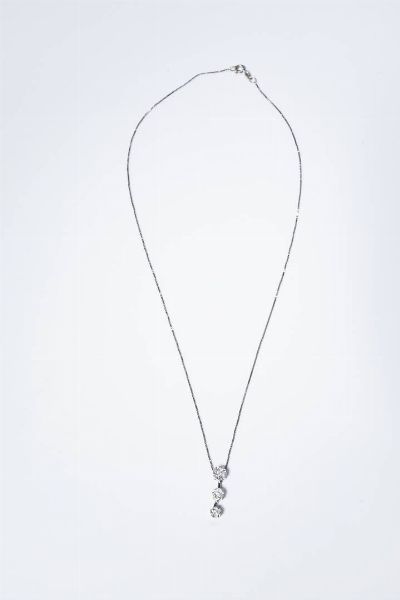 COLLANA CON CIONDOLO : Peso gr 3 0 in oro bianco con tre fiori a scalare in pav di diamanti taglio brillante per totali ct 0 20 ca  probabile colore G-H  purezza IF-VVS.  - Asta Gioielli - Associazione Nazionale - Case d'Asta italiane