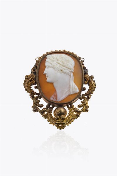 SPILLA : Peso gr 12 9 in metallo dorato  con cammeo antico inciso con volto virile di profilo.  - Asta Gioielli - Associazione Nazionale - Case d'Asta italiane