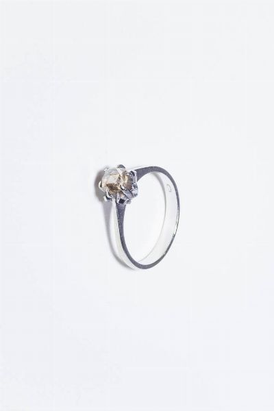 ANELLO : Peso gr 4 0 Misura 17 (57) in oro bianco con rosetta centrale di ct 0 40 ca.  - Asta Gioielli - Associazione Nazionale - Case d'Asta italiane