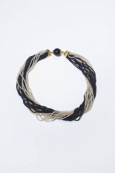 GIROCOLLO : Lunghezza cm 42 composto da diciotto fili di sfere di quarzo bianco e di onice  lavorato a torchon. Chiusura con sfera di onice ed oro giallo.  - Asta Gioielli - Associazione Nazionale - Case d'Asta italiane