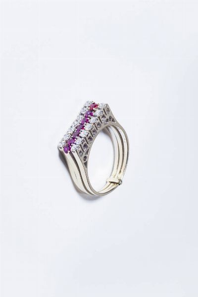 ANELLO : Peso gr 7 Misura 17 (57) in oro bianco composto da tre fedine con sommit piatta: due con diamanti taglio 8/8 per totali ct 0 40 ca e una con rubini taglio rotondo per totali ct 0 35 ca.  - Asta Gioielli - Associazione Nazionale - Case d'Asta italiane