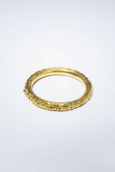 BRACCIALE : Peso gr 18 5 Diam. interno cm 5x5 5 in oro giallo  anni '20  a canna vuota  con decori floreali. Piccola mancanza di una corolla di un fiore.  - Asta Gioielli - Associazione Nazionale - Case d'Asta italiane