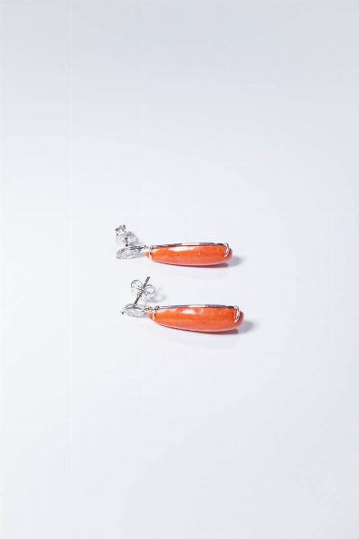 COPPIA DI ORECCHINI : Peso gr 7 7 pendenti  in oro bianco  con due gocce di corallo mediterraneo sormontate da mandorla in diamanti taglio 8/8 per totali ct 0 10 ca Certificato telematico del gemmologo Caviglia di Roma.  - Asta Gioielli - Associazione Nazionale - Case d'Asta italiane