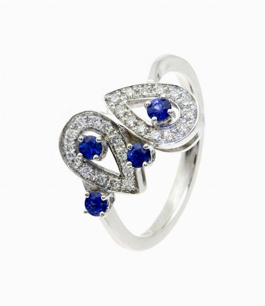 ANELLO : Peso gr 4 1 Misura15 in oro bianco  sommit composta da due gocce in diamanti taglio brillante per totali ct 0 23 ca e piccoli zaffiri taglio rotondo per totali ct 0 32 ca.  - Asta Gioielli - Associazione Nazionale - Case d'Asta italiane