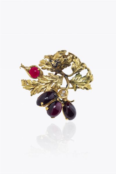 SPILLA : Peso gr 25 4 Cm 5x5 in oro giallo  a forma di fiore con gocce di granati cabochon. Rosette di diamanti per totali ct 0 20 ca. Mancanze.  - Asta Gioielli - Associazione Nazionale - Case d'Asta italiane