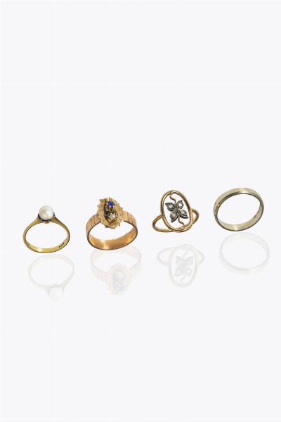 LOTTO DI QUATTRO ANELLI : -in oro giallo con perlina giapponese del diam. di mm 5 ca e smalto blu. Peso gr 1 7. Misura 9 (49) -in oro rosa a bassa caratura ed argento  sommit ovale con fiore in rosette. Peso gr 2 4. Misura 9 (49) -eternel in oro bianco. Peso gr2 9. Misura 14 (54) -in oro rosa a bassa caratura  XIX secolo  con gemma sintetica blu e due perline. Peso gr 3 5. Misura 14 (54)  - Asta Gioielli - Associazione Nazionale - Case d'Asta italiane