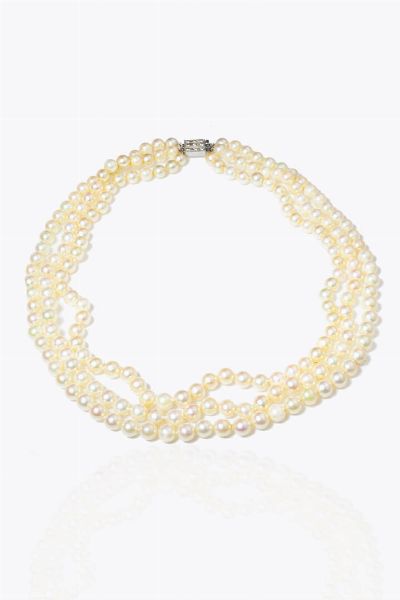 GIROCOLLO : Lunghezza cm 45 composto da tre fili di perle giapponesi del diam. di mm 7 e7 5 ca. Chiusura in oro bianco con diamanti taglio brillante per totali ct 0 20 ca.  - Asta Gioielli - Associazione Nazionale - Case d'Asta italiane
