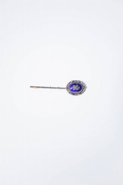 SPILLA : Peso gr 11 8 Lunghezza cm 7 XIX secolo  in oro a bassa caratura ed argento  a barretta  con elemento ovale in smalto blu e rosette di diamanti per totali ct 0 15 ca.  - Asta Gioielli - Associazione Nazionale - Case d'Asta italiane