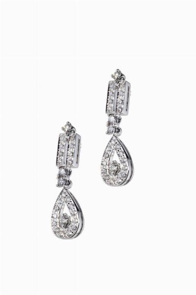 COPPIA DI ORECCHINI : Peso gr 4 9 in oro bianco composti da elementi geometrici terminanti con gocce interamente in pav di  diamanti taglio brillante per totali ct 0 60 ca  probabile colore G-H  purezza IF-VVS.  - Asta Gioielli - Associazione Nazionale - Case d'Asta italiane