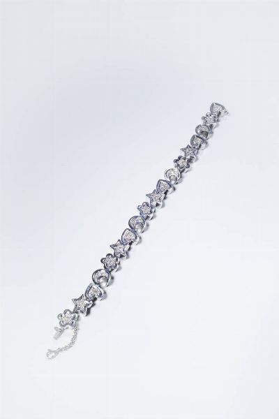 BRACCIALE : Peso gr 50 1 Lunghezza cm 20 in oro bianco composto da stelle  cuori  mezzelune e fiori alternati e in diamanti taglio brillante per totali ct. 1 0 ca.  - Asta Gioielli - Associazione Nazionale - Case d'Asta italiane