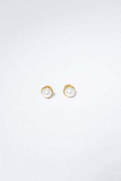 COPPIA DI ORECCHINI : Peso gr7 9 in oro giallo con due perle giapponesi del diam. di mm 7 2 ca.  - Asta Gioielli - Associazione Nazionale - Case d'Asta italiane