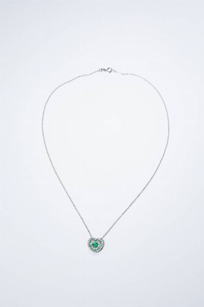 CATENA CON CIONDOLO : Peso gr 2 8 in oro bianco  a forma di cuore  con file di diamanti taglio brillante per totali ct 0 18ca  probabile colore G-H  purezza IF-VVS e fila di smeraldi taglio rotondo per totali ct 0 70 ca  al centro smeraldo taglio a cuore di ct 0 35 ca.  - Asta Gioielli - Associazione Nazionale - Case d'Asta italiane